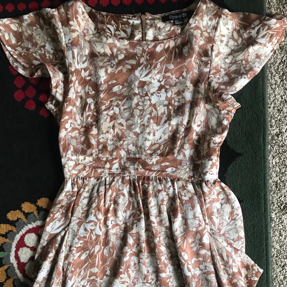 Beautiful floral dress with pockets!